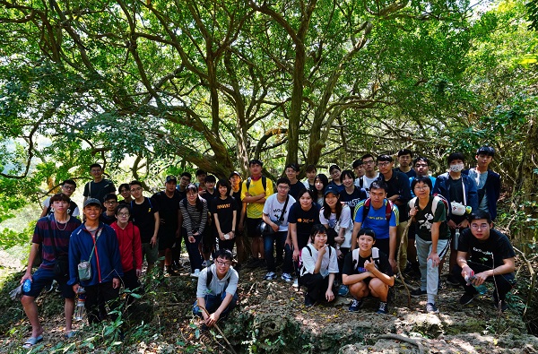 地球日修復行動　中山師生柴山清除外來種1